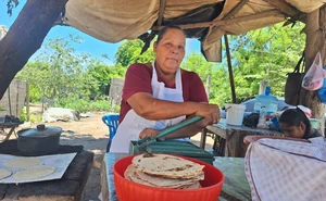 Las tortillas hechas a mano, el sustento diario de María de Jesús y su hija en Cajón Ojo de Agua, Rosario
