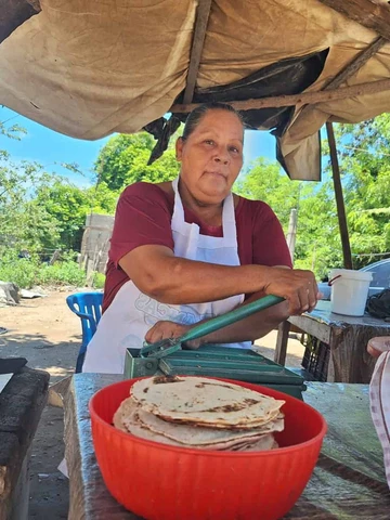 Las tortillas hechas a mano, el sustento diario de María de Jesús y su hija en Cajón Ojo de Agua, Rosario