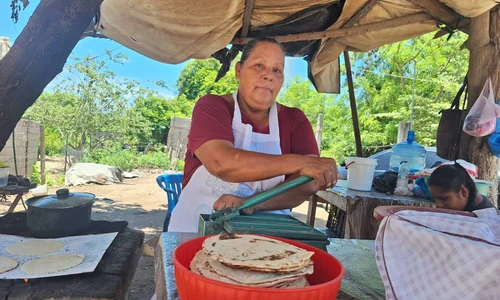 Las tortillas hechas a mano, el sustento diario de María de Jesús y su hija en Cajón Ojo de Agua, Rosario Las tortillas hechas a mano, el sustento diario de María de Jesús y su hija en Cajón Ojo de Agua, Rosario