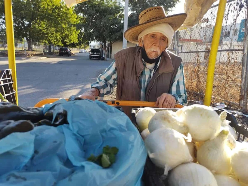 Don Alfonso Noriega Medina, de 98 años, continúa recorriendo las calles de Culiacán con su triciclo cargado de frutas y verduras, demostrando que la voluntad no tiene edad. Foto: Juan Madrigal