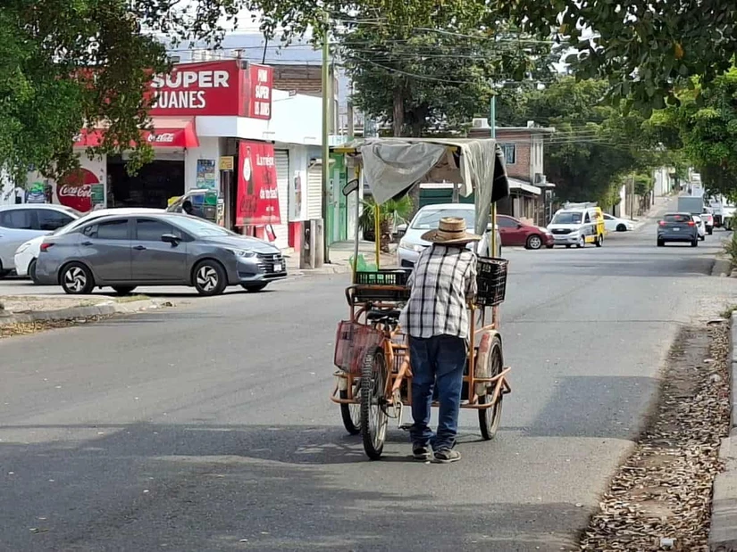 Don Alfonso recorre las colonias del sur de Culiacán llevando frutas y verduras frescas hasta la puerta de sus clientes. Foto: Juan Madrigal