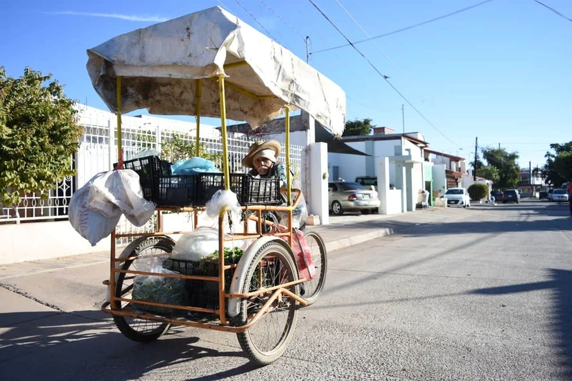 El triciclo de Don Alfonso se ha convertido en un símbolo de perseverancia que acompaña diariamente su recorrido por las colonias del sur de Culiacán. Foto: Juan Madrigal