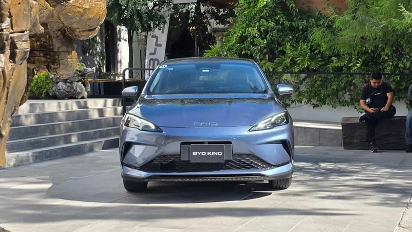 En uso urbano el sedán opera en modo eléctrico puro: cero gasolina mientras haya carga.