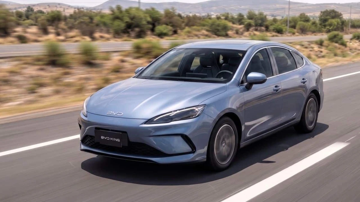 El 1.5 litros de ciclo Atkinson alcanza 46% de eficiencia térmica, cuando el promedio de la industria ronda el 35%. En términos llanos: aprovecha casi la mitad de cada litro, donde un motor común desperdicia dos terceras partes.