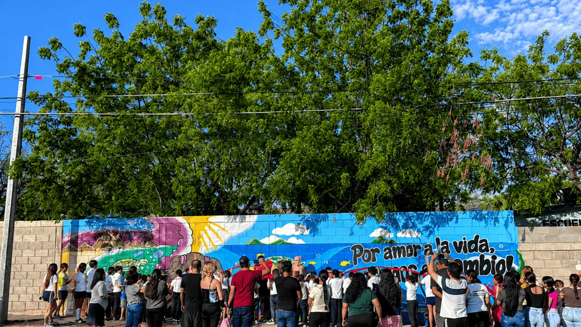 El mural inspirado en la obra de Daianna Elizabeth Rochín Ruiz invita a toda la comunidad a cuidar el planeta con pequeñas acciones que hacen la diferencia. Foto: Cortesía/TBN