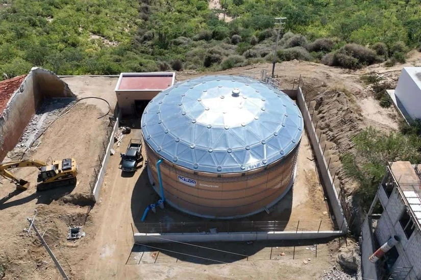 La infraestructura ambiental contempla plantas de tratamiento de aguas residuales avanzadas, destinadas a procesar el agua para riego de áreas verdes.