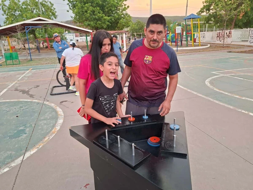 La feria Ciencia en Movimiento reunió a decenas de familias para descubrir que cada pregunta, experimento y juego puede despertar el gusto por la ciencia desde la infancia. Foto: Juan Madrigal