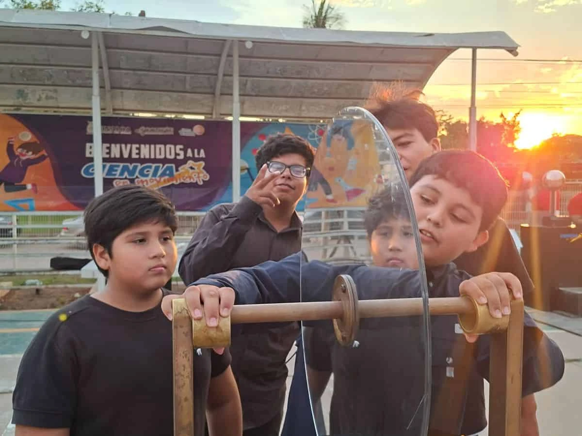 Cada estación invitó a explorar, preguntar y aprender de forma divertida, convirtiendo el parque de la colonia 5 de Febrero en un espacio para imaginar y crear. Foto: Juan Madrigal