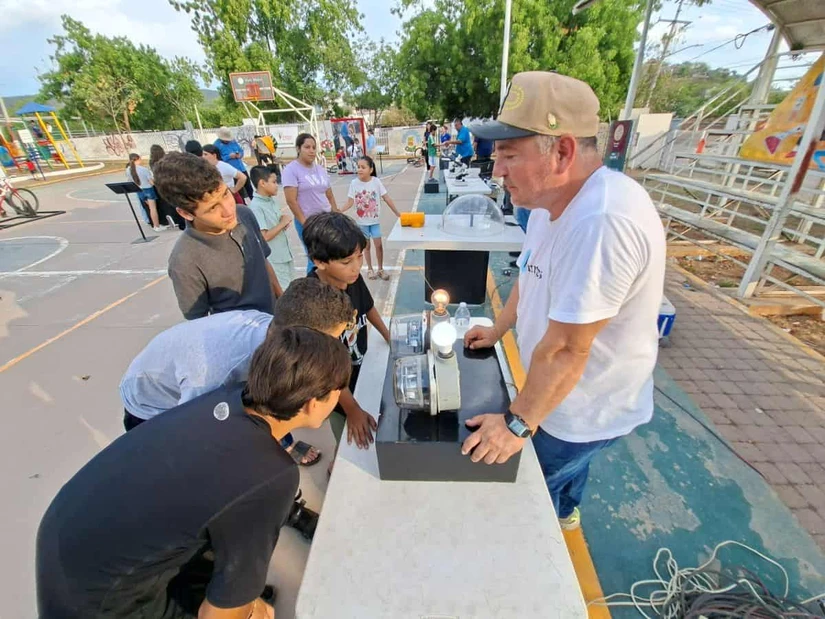 La Unidad Deportiva 5 de Febrero se convirtió en un laboratorio al aire libre donde niñas, niños y sus familias descubrieron que la ciencia también puede vivirse entre juegos, sonrisas y grandes preguntas. Foto: Juan Madrigal