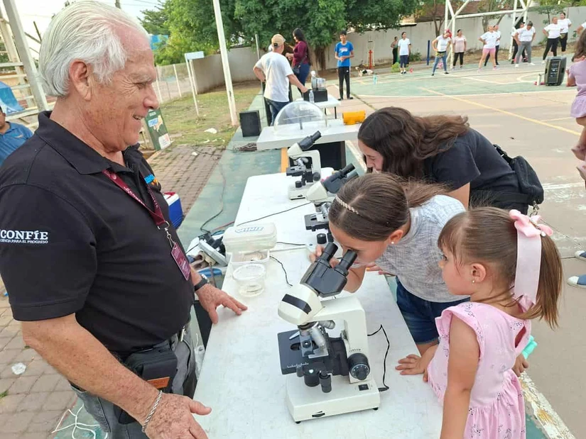 Con una sonrisa y mucha curiosidad, Vania Yissel recorrió una y otra vez las actividades, demostrando que el asombro también puede inspirar grandes sueños. Foto: Juan Madrigal