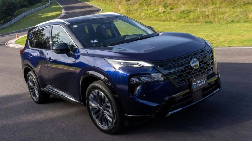 No todo es tamaño XL: la tracción delantera domina el segmento con cerca de la mitad de participación, gracias a su menor costo y su eficiencia en uso urbano. Traducción: la mayoría de los SUV modernos jamás pisará la terracería que presume en los comerciales.