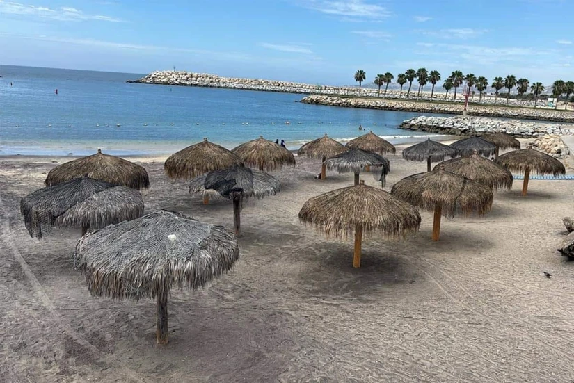 La playa principal cuenta con la certificación “Bandera Azul” (Blue Flag), otorgada a playas que demuestran una excelencia rigurosa en su gestión ecológica.