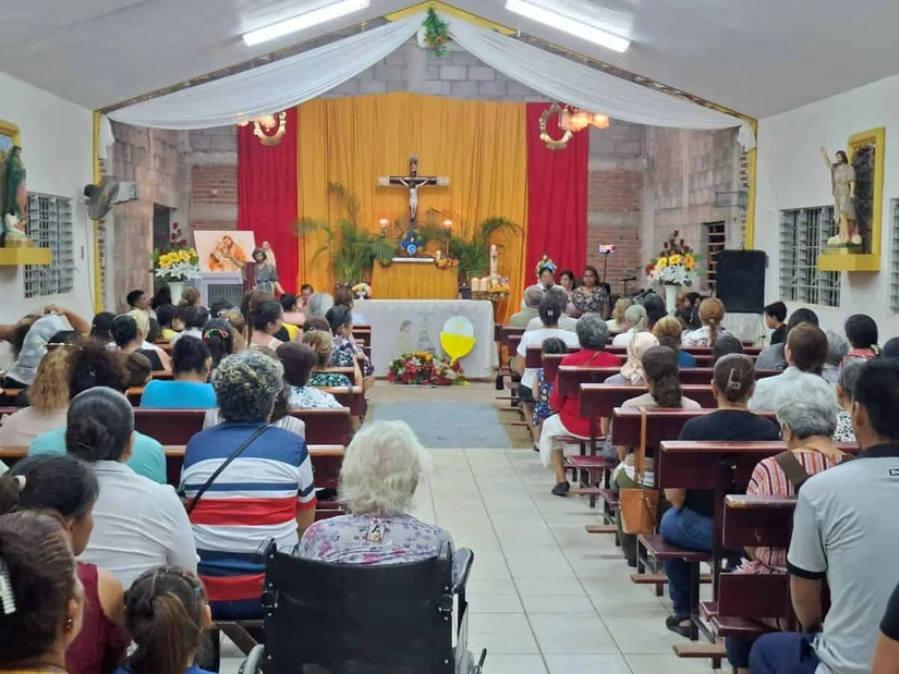 Con fe, amor y esperanza, cientos de familias celebraron a San Juan Bautista, reafirmando que la oración, la unidad y el servicio siguen iluminando el corazón de la comunidad. Foto: Juan Madrigal