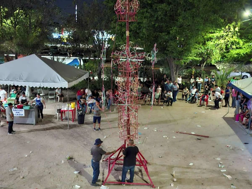 La tradicional quema del castillo iluminó la noche y reunió a decenas de familias en uno de los momentos más esperados de la fiesta patronal. Foto: Juan Madrigal