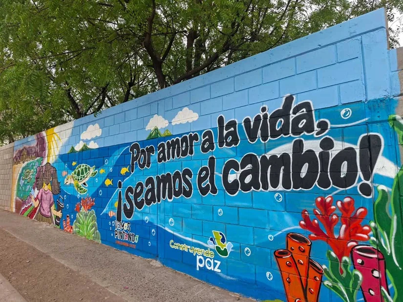 La obra muestra el contraste entre un mar contaminado y otro lleno de vida, invitando a reflexionar sobre el impacto de nuestras acciones. Foto: Juan Madrigal