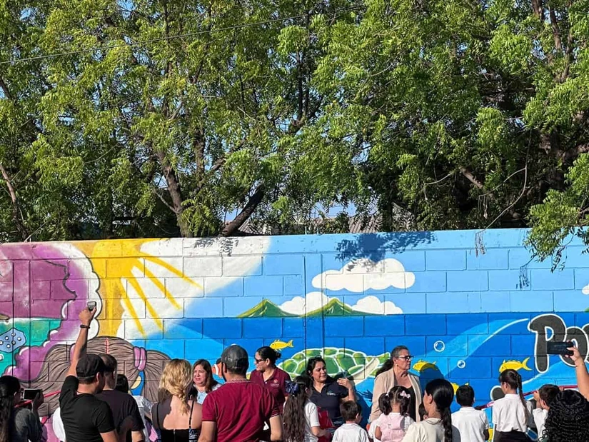 La comunidad educativa celebró la instalación del mural, que permanecerá como un recordatorio de que cada acción cuenta para cuidar el planeta. Foto: Cortesía/TBN