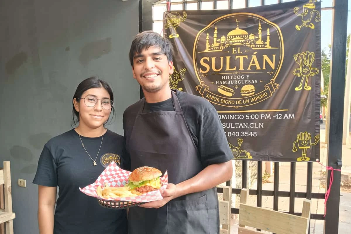 Emprendimiento reciente: Hotdogs y Hamburguesas El Sultán abrió sus puertas el 18 de junio de 2026 en la colonia Prados del Sol. Yazmín y Javier muestran la hamburguesa especial por su toque regio: la trompoburguer.