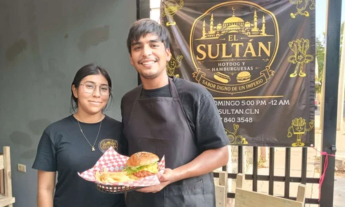El Sultán y la trompoburguer: Una familia, una carreta y un sueño que conquista Prados del Sol en Culiacán El Sultán y la trompoburguer: Una familia, una carreta y un sueño que conquista Prados del Sol en Culiacán