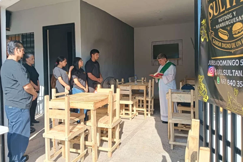 Momento en que el padre Alejandro, de la parroquia de San Felipe de Jesús, bendijo el establecimiento e invitó a la familia a confiar en que el esfuerzo diario dará frutos.