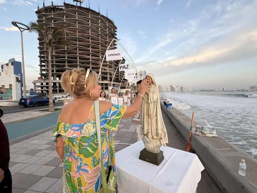 Los integrantes del Movimiento Matrimonial Mariano invitaron a quienes paseaban por el malecón a pasar por la Estación de la Esperanza