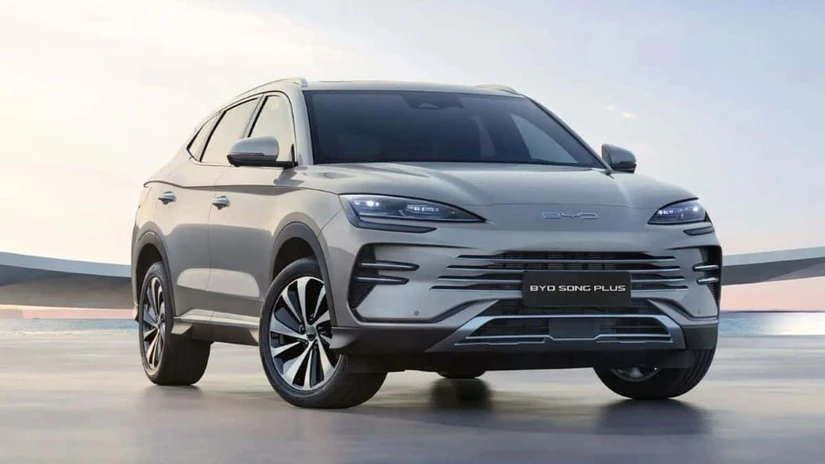 Con un precio de $778,800 pesos, el BYD Song Plus se posiciona como la opción más accesible del grupo, ofreciendo 105 km de autonomía eléctrica, tracción delantera (FWD) y una pantalla central con rotación de 15.6 pulgadas.
