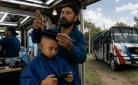 Video. Transform&oacute; un cami&oacute;n urbano en barber&iacute;a