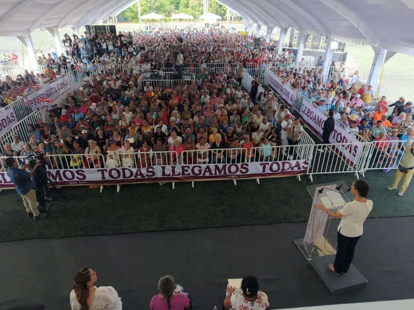 Entrega de tarjetas de las Pensión de Mujeres con Bienestar en Acapulco. Foto: Cortesía