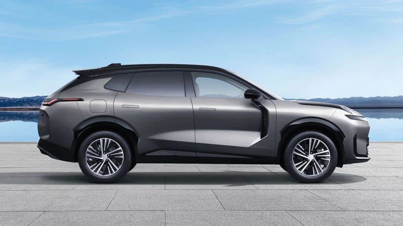 Con 4,820 mm de largo y una distancia entre ejes de 2,848 mm, el Lynk & Co 08 se posiciona como el SUV más amplio del grupo frente a sus competidores directos.