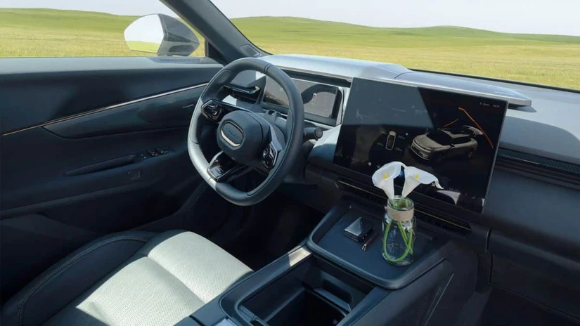 La cabina en la versión Halo integra asientos en piel Nappa y un sistema de audio premium Harman Kardon compuesto por 23 altavoces, incluyendo bocinas dedicadas en la cabecera del conductor.
