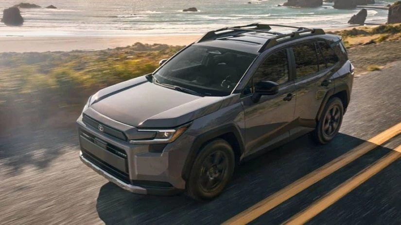 El Toyota RAV4 PHEV tiene un precio de $999,000 pesos y destaca por ofrecer tracción integral (AWD), una autonomía eléctrica de 84 km y un sistema de infoentretenimiento respaldado por 9 altavoces JBL.