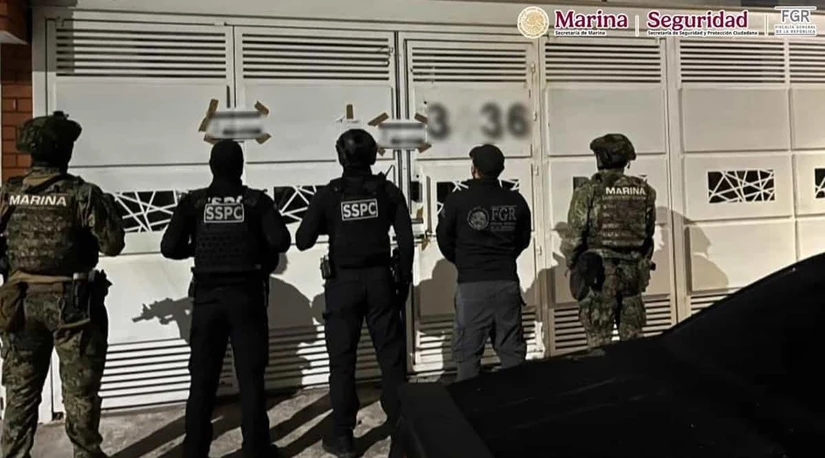 Tres cateos simultáneos en Zapopan culminaron con la captura de seis personas, entre ellas un menor de edad. Las autoridades decomisaron un arsenal, dosis de droga sintética, motocicletas y equipo táctico.