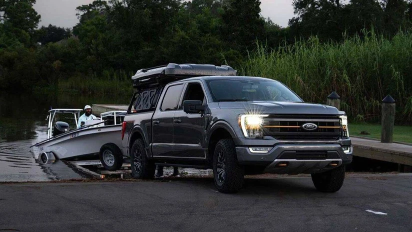 Con los caballos la historia se invierte: viajan en remolque y ahí sí mandan los kilos. De 7 caballos en la Ranger a casi 20 en la F-250, cada peso extra se nota.