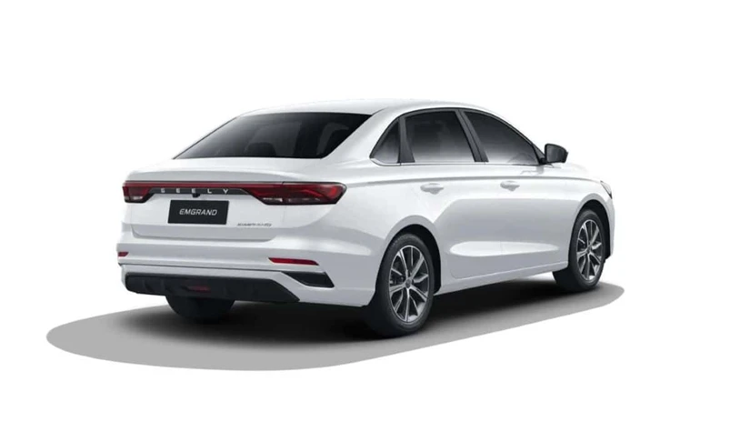 La línea de luz trasera continua es un detalle de diseño poco común en autos de este precio.