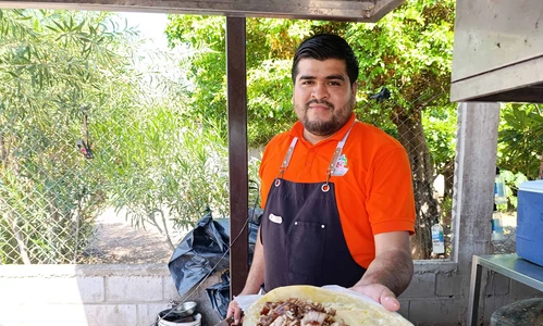 A los 20 años apostó por lo que sabía hacer: hoy Ever Rangel da trabajo a toda su familia en las “Carnitas El Chavo” en Culiacancito