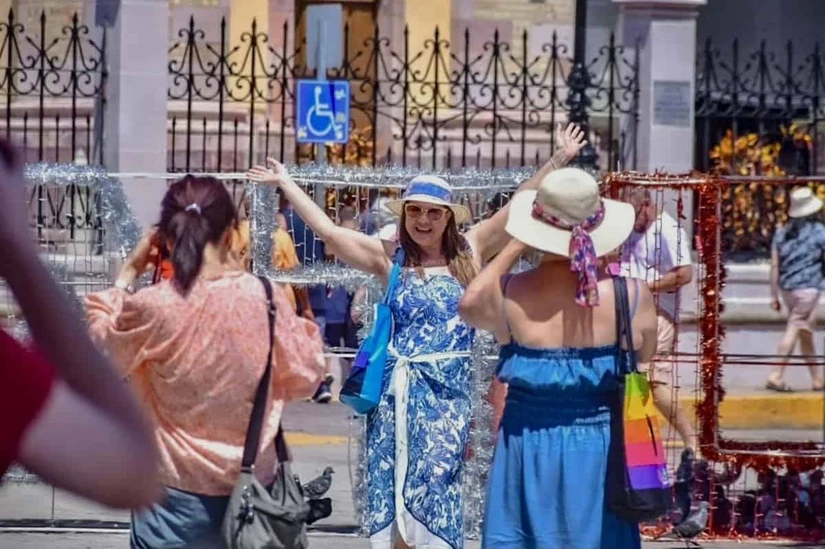 Turistas nacionales y extranjeros disfrutan de Mazatlán este verano