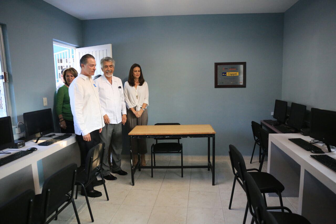 estudiantes regresan a clases