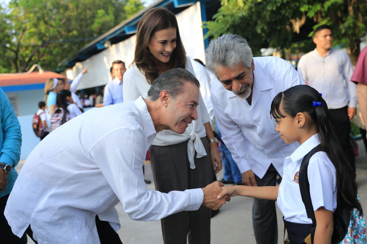 estudiantes regresan a clases