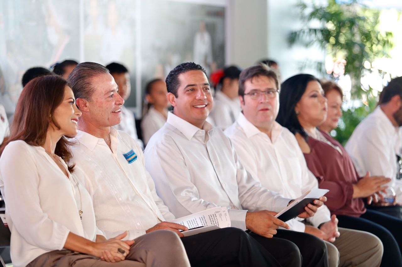 estudiantes regresan a clases