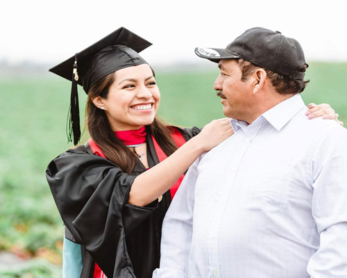 Hija de migrantes celebra graduación en campo 