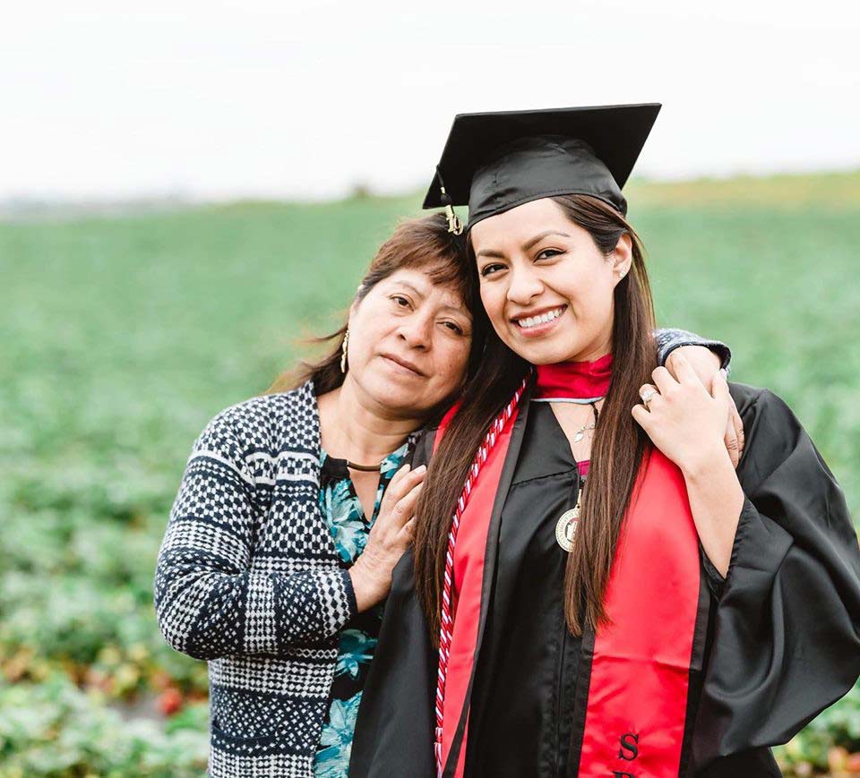 Hija de migrantes celebra graduación en campo 