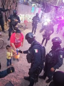 Policías entregan juguetes a niños de la sindicatura de Aguaruto