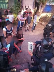 Policías entregan juguetes a niños de la sindicatura de Aguaruto