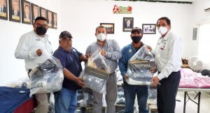 Alcalde Eliazar Gutiérrez entrega nueva dotación de uniformes al STASAN