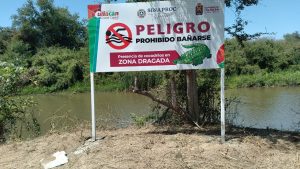 Con señalamientos se pide a ciudadanos no ingresar a río de Tepuchito ante presencia de cocodrilos.