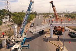Gobierno de Culiacán retira el quinto puente antipeatonal en bulevar Lola Beltrán.