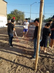 Alfredo Sánchez improvisa cancha en Villa Juárez y pone a jugar al barrio