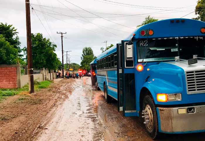 Evacuan a vecinos de Villa Juárez