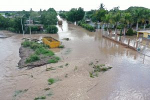 Estrada Ferreiro en comunidades afectadas por "Nora" en Eldorado