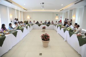Quirino se reúne con empresarios y comerciantes del ramo turístico de Mazatlán.