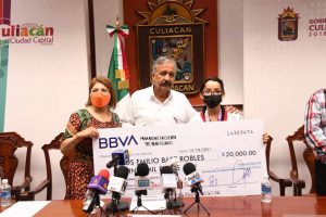Entrega Alcalde reconocimiento al destacado joven taekwondista, Carlos Emilio Báez.